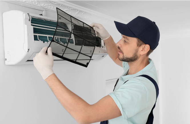 Técnico fazendo manutenção de um ar condicionado split em Curitiba
